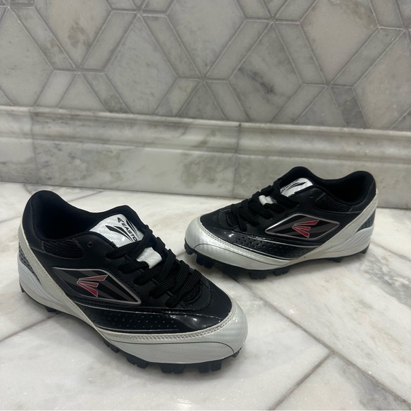 Size 4 Kids Easton Baseball / Softball Cleats - Picture 1 of 11